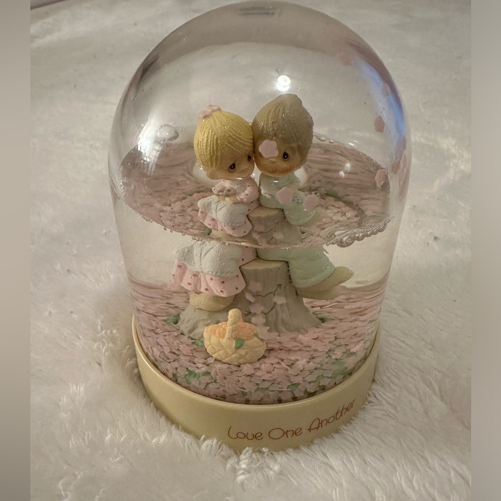 Precious Moments‎ collectible snow globe